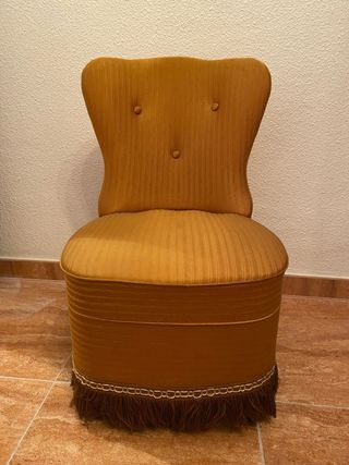 Butaca descalzadora antigua tapizada
