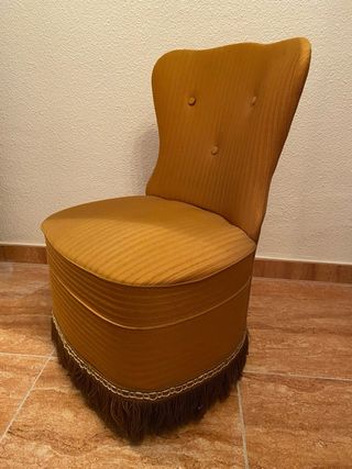 Butaca descalzadora antigua tapizada