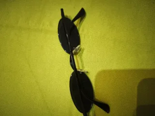 Gafas de sol ovaladas negras