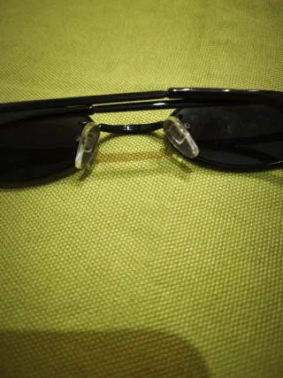 Gafas de sol ovaladas negras