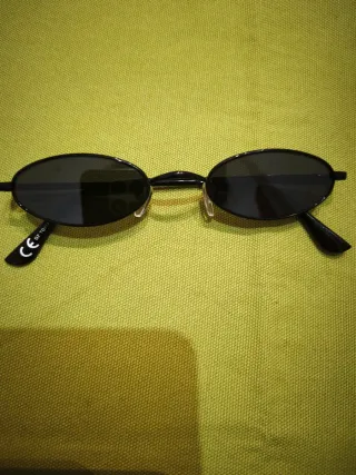 Gafas de sol ovaladas negras