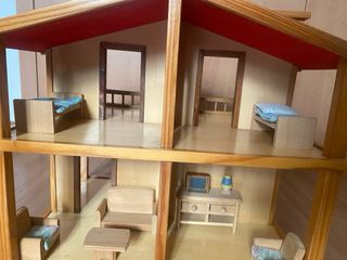 Casita muñecas madera