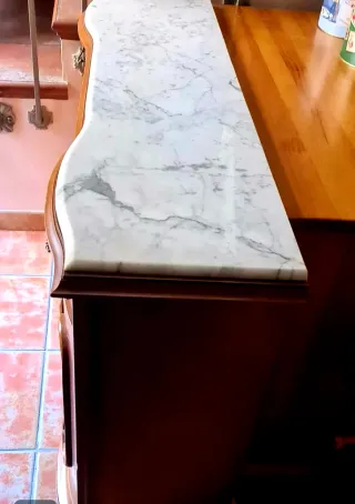 Aparador de madera tallada con repisa en  mármol