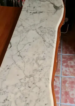 Aparador de madera tallada con repisa en  mármol