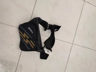 Bolso deportivo negro y dorado