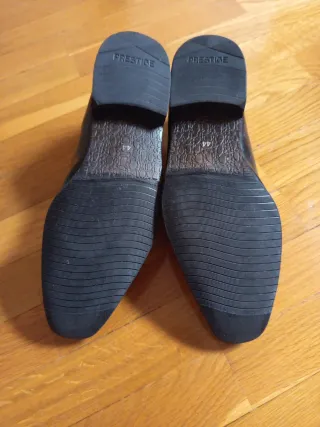Zapatos negros de vestir con hebilla