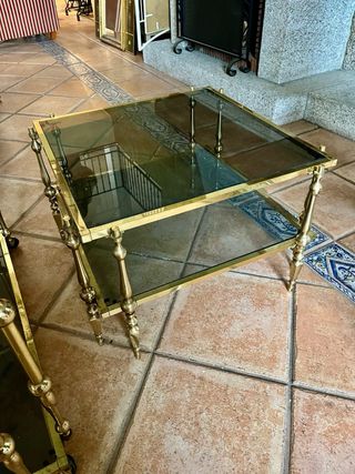 Mesa auxiliar cristal oscuro y metal dorado