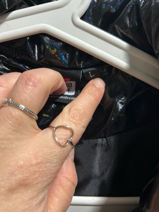 Chaqueta negra brillante efecto holográfico T. L