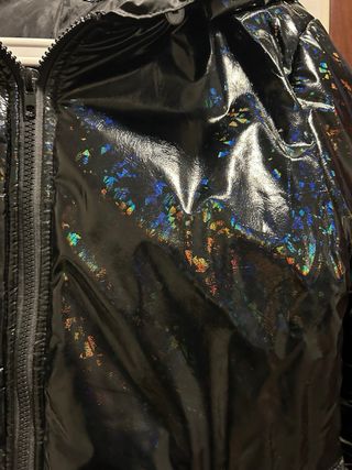 Chaqueta negra brillante efecto holográfico T. L