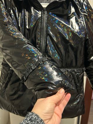 Chaqueta negra brillante efecto holográfico T. L