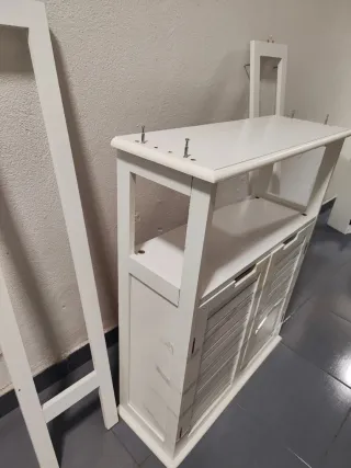 Estantería blanca de madera, tipo especiero.