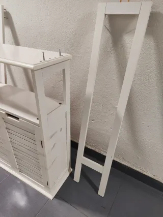 Estantería blanca de madera, tipo especiero.