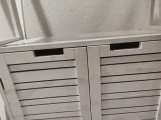 Estantería blanca de madera, tipo especiero.