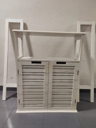 Estantería blanca de madera, tipo especiero.