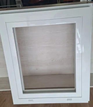 Ventana abatible aluminio blanca
