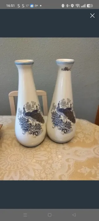 Jarrón de cerámica antiguo con pavos reales