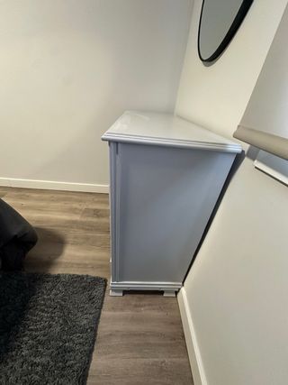 Cómoda restaurada gris de madera.