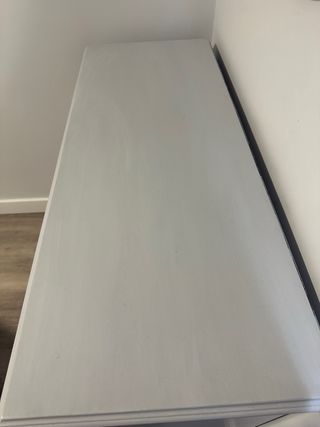 Cómoda restaurada gris de madera.