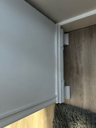 Cómoda restaurada gris de madera.