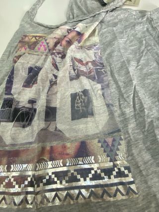 Camiseta tirantes gris con estampado