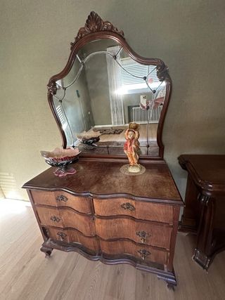 Aparador de madera con espejo