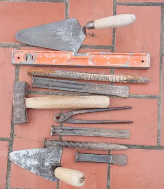 Herramientas de albañil: paleta, nivel, martillo
