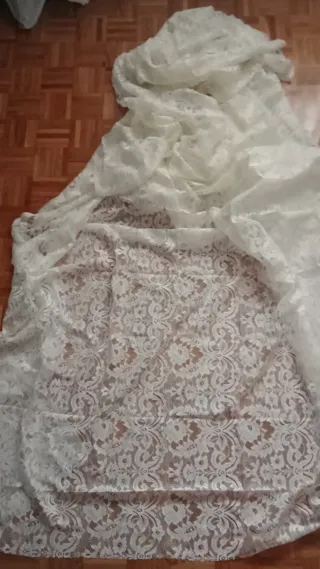 Gran trozo de encaje blanco