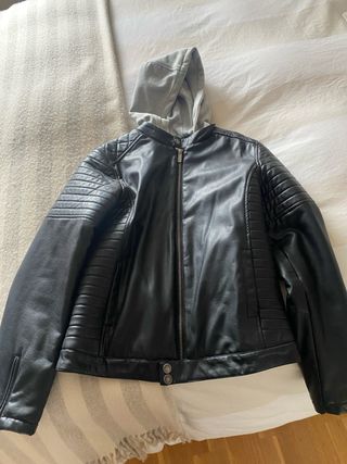 Cazadora efecto piel con capucha,TALLA 15/16 chico