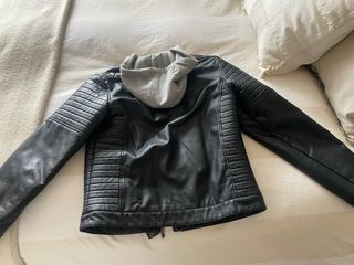 Cazadora efecto piel con capucha,TALLA 15/16 chico