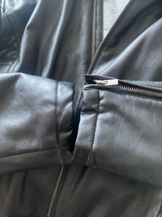 Cazadora efecto piel con capucha,TALLA 15/16 chico