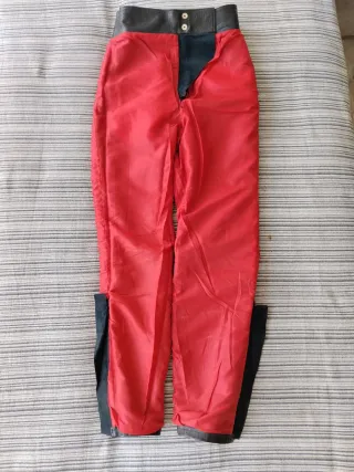 Pantalón de cuero negro