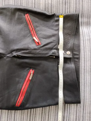 Pantalón de cuero negro