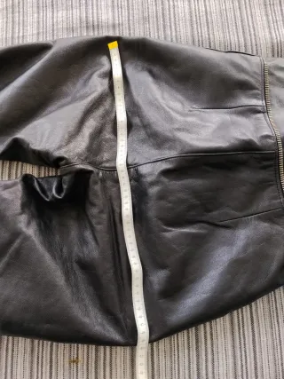 Pantalón de cuero negro