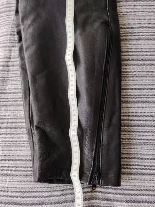 Pantalón de cuero negro
