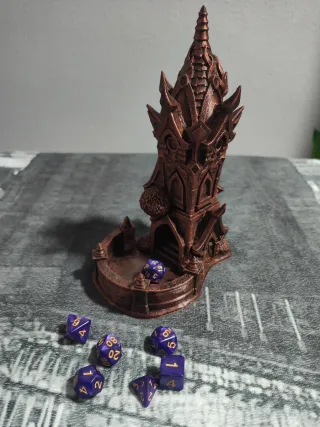 Torre de dados y dados morados