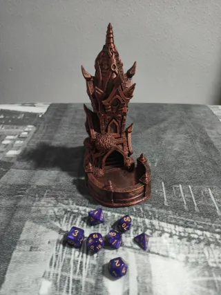 Torre de dados y dados morados