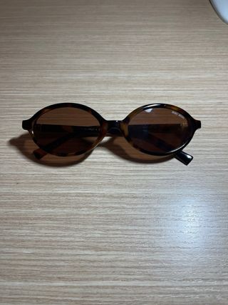 gafas de sol Miu Miu con diseño clasico y vintage