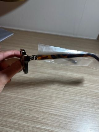 gafas de sol Miu Miu con diseño clasico y vintage