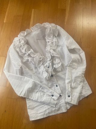 Blusa blanca con volantes