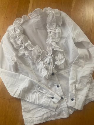 Blusa blanca con volantes
