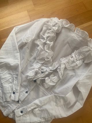 Blusa blanca con volantes