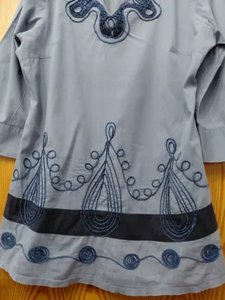 Túnica bordada azul talla XL