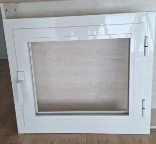 Ventana abatible aluminio blanca