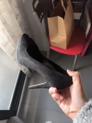 Zapatos tacón con puntera abierta negros