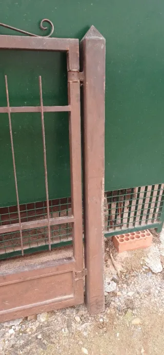 Puerta de hierro para fachada o patio