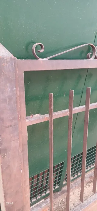 Puerta de hierro para fachada o patio