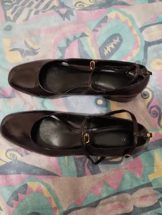 Zapatos Mary Jane Zara marrón chocolate.