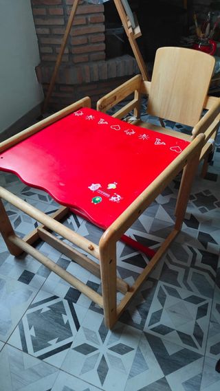 Trona de madera convertible en pupitre