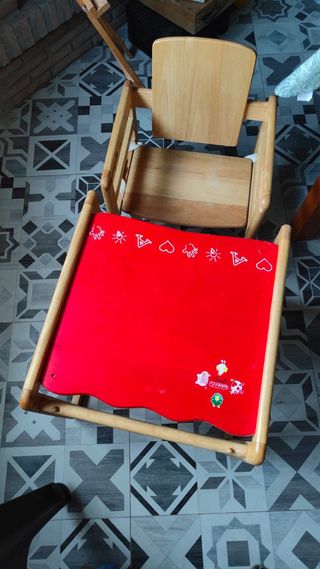 Trona de madera convertible en pupitre