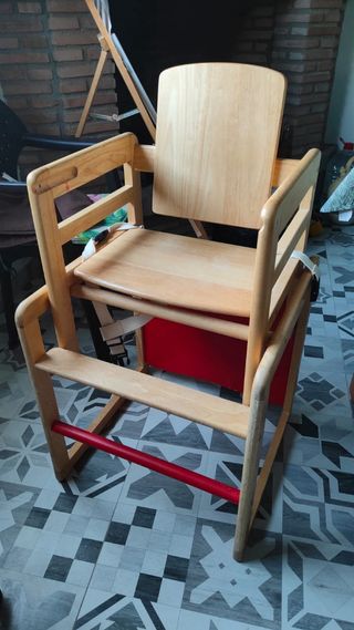 Trona de madera convertible en pupitre